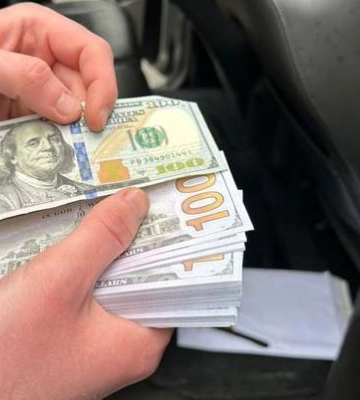 За три "гуманітарні" машини чоловік запросив 17 800 доларів США