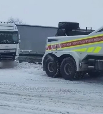 На трасі Київ—Чоп на Рівненщині рятувальники буксирували фуру (ВІДЕО)