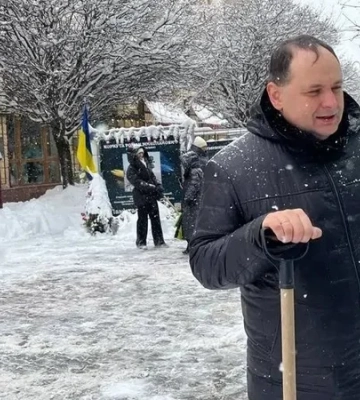 У Франківську чиновники будуть допомагати комунальникам прибирати сніг