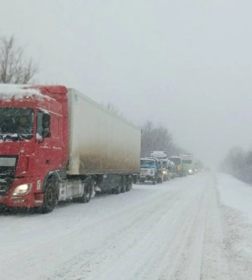 На Рівненщині через складні погодні умови ввели обмеження на рух вантажівок