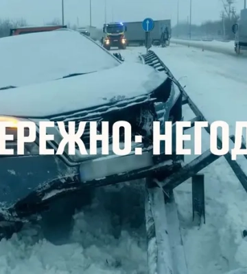 Негода в Україні. Рятувальники визволяли автівки зі снігових заметів