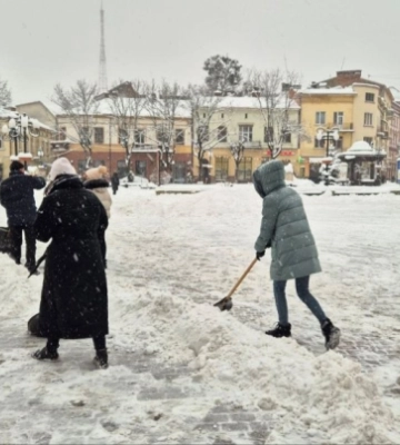 У Франківську чиновники будуть допомагати комунальникам прибирати сніг
