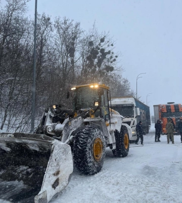 На Рівненщині через складні погодні умови ввели обмеження на рух вантажівок