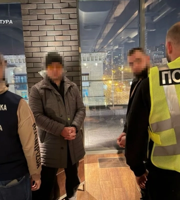 Угрожали расправой: в Днепре задержали двух вымогателей