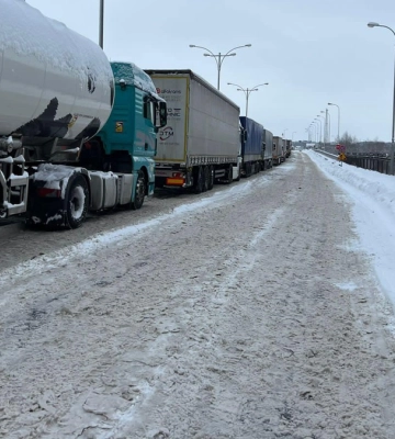Через негоду ввели заборону руху вантажівок в Рівненській та Житомирській областях
