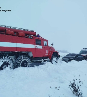 Снігова пастка на Рівненщині: ДСНС відбуксирувала карету «швидкої»