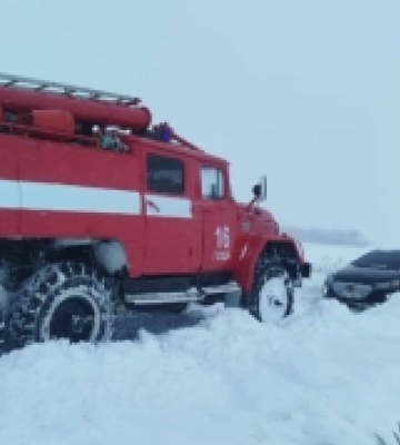 На Рівненщині рятувальники визволяли зі заметів карету швидкої допомоги