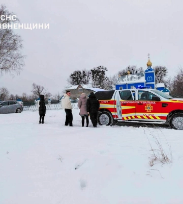 Шістьох дітей та трох дорослих визволяли рятувальники зі снігової пастки на Рівненщині (ФОТО)