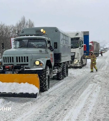 Рятувальники Рівненщини звільнили чотири фури зі снігових заметів (ФОТО)