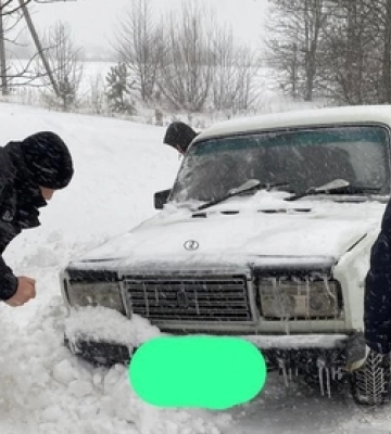 Поліцейські на Волині рятують водіїв та пенсіонерів зі снігового полону 
