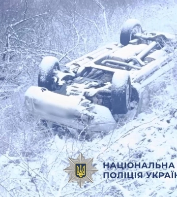 На Одещині з’їхав у кювет і перекинувся автомобіль