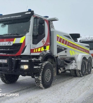 Поліцейські на Волині рятують водіїв та пенсіонерів зі снігового полону 