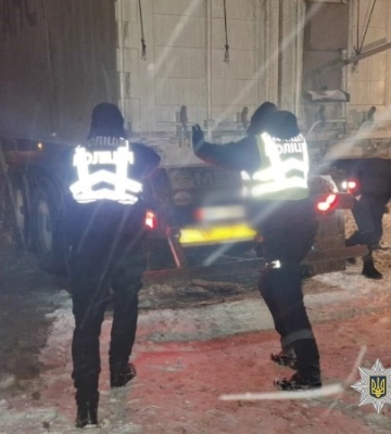 На півночі Одеської області рятувальники визволяли водіїв автомобілів зі снігового полону