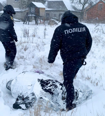 Ледь не замерзла у сніговому заметі: На Рівненщині поліцейський врятував пенсіонерку