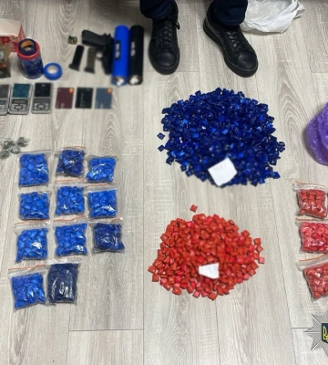 У Києві поліцейські затримали молоду пару за вуличний збут наркотиків. ФОТО