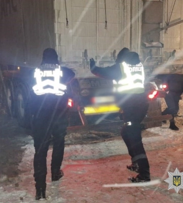 На півночі Одеської області рятувальники визволяли водіїв автомобілів зі снігового полону