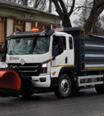 Комунальники Миколаєва працювали всю ніч: боролися з ожеледицею