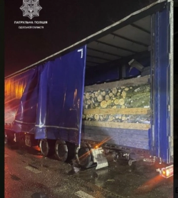 На Одещині патрульні затримали вантажівку з незаконно зрубаною деревиною