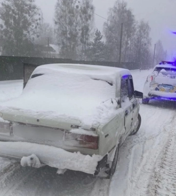 На Волині поліцейський офіцер громади службовим авто витягнув із замету машину