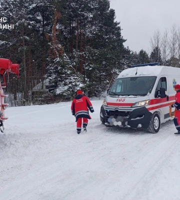 Снігові замети на Волині: рятувальники та небайдужі громадяни допомогли доставити породіллю до лікарні