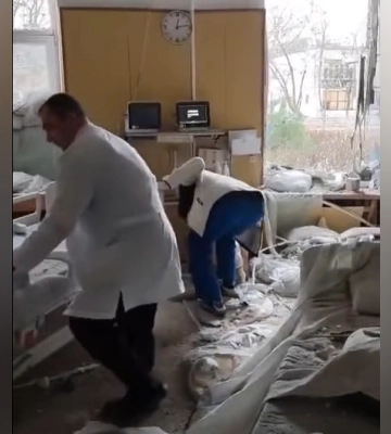 Пробили стену отделения: в Херсоне две медсестры ранены после атаки ВС РФ (видео)