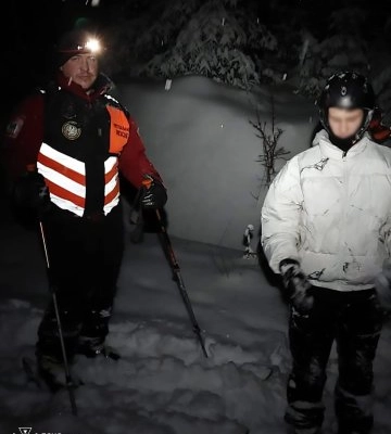 На Рахівщині рятувальники знайшли двох туристів, які заблукали в тумані на гірськолижному курорті