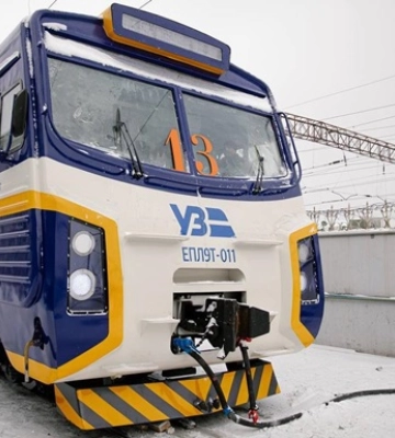 Через обледеніння контактної мережі затримується низка поїздів