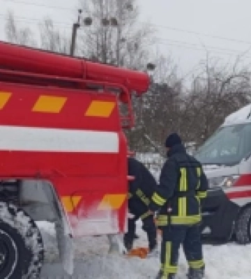 Снігові замети на Волині: рятувальники та небайдужі громадяни допомогли доставити породіллю до лікарні