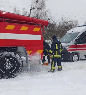 Снігові замети на Волині: рятувальники та небайдужі громадяни допомогли доставити породіллю до лікарні
