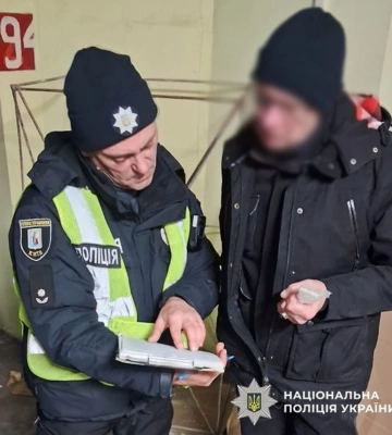 Не пустил людей в укрытие во время массированного обстрела: полиция привлекла к ответственности охранника паркинга в Киеве
