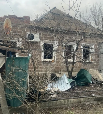 Окупанти атакували два райони Дніпропетровщини: загинув чоловік, пошкоджено будинки, лікарню, храм та ЛЕП. ФОТОрепортаж