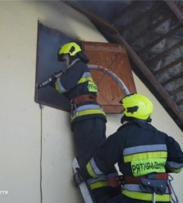 Задимлення замість тепла: в Оноківцях сусіди та вогнеборці рятували будинок від пожежі