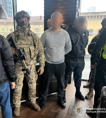 у Дніпрі поліція та СБУ затримали двох вимагачів, які тероризували жертву
