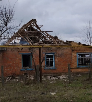 Окупанти атакували два райони Дніпропетровщини: загинув чоловік, пошкоджено будинки, лікарню, храм та ЛЕП. ФОТОрепортаж