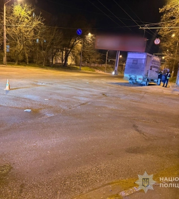 В Одесі на нерегульованому пішохідному переході мікроавтобус збив жінку