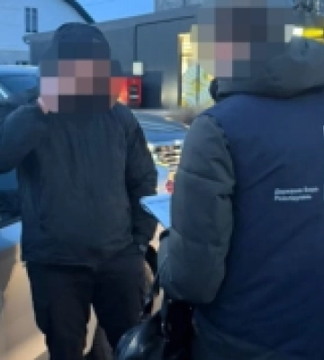 На Волині затримали правоохоронця за вимагання 1,5 тисячі доларів за «зняття з розшуку»