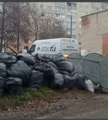 У Луцьку прибрали стихійне звалище біля багатоповерхівки