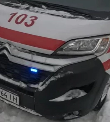 У Вараші рятувальники звільнили «швидку» з хворим зі снігової пастки (ВІДЕО)