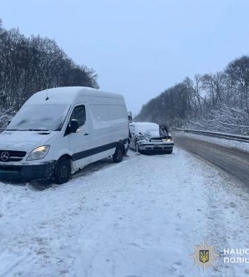 ДТП на Львівщині: на трасі зіткнулися Volkswagen Golf та Mercedes-Benz Sprinter, є поранена. ФОТО