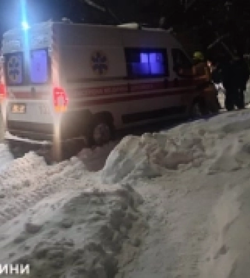 У Рівному рятувальники визволяли зі снігового полону «швидку» з тяжким пацієнтом