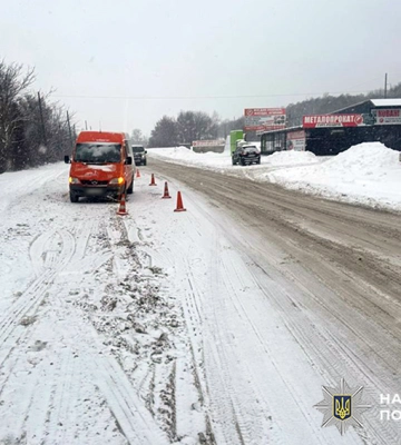 Поліція Хмельниччини встановлює обставини ДТП, в якій постраждала літня велосипедистка