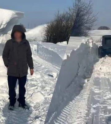 Замети перевищують зріст людини: вражаючі кадри з автошляху на Прикарпатті