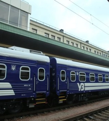 Укрзалізниця повідомляє про затримку потягів через обстріли