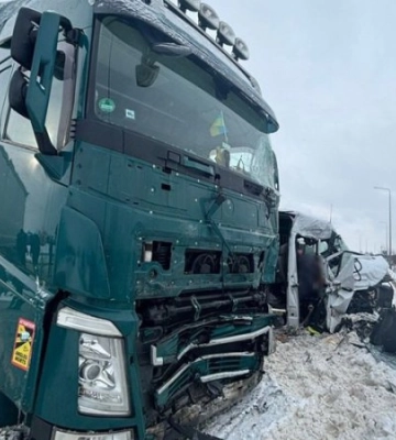 На Львівщині у ДТП за участю мікроавтобуса та вантажівки загинула людина, ще п'ятеро постраждали