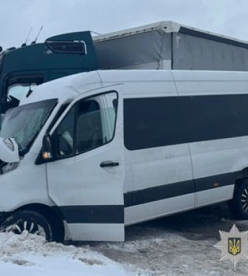 Мікроавтобус зіткнувся з вантажівкою на Львівщині: одна людина загинула, п’ятеро травмованих. ФОТОрепортаж