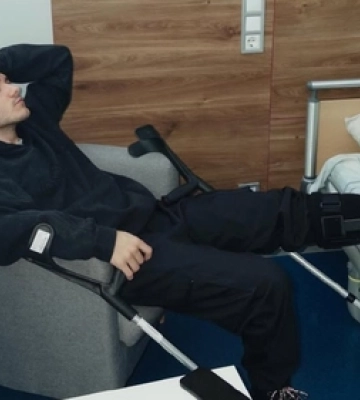 «Без операції не обійшлось»: у відомого співака з Волині серйозна травма ноги 