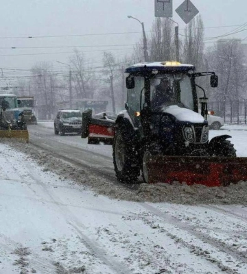 Через негоду дорожники на Харківщині працюють в посиленому режимі
