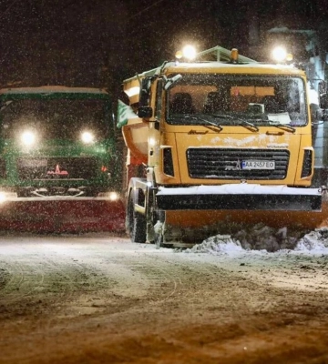Львів засипає снігом. Як місто бореться зі стихією