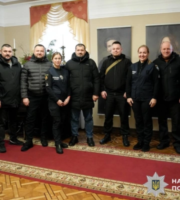 Поліцейські психологи Рівненщини організували для поранених поліцейських похід на виставу (ФОТО)