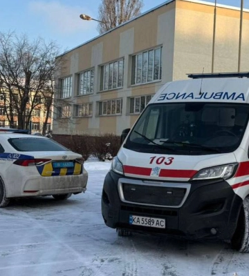У Києві учень прийшов до школи з ножем та напав на вчительку і однокласника – поліція